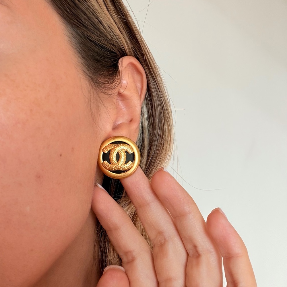 💛🖤Chanel Vintage Black & Gold CC Button Earrings🖤💛 - Picture 8 of 10
